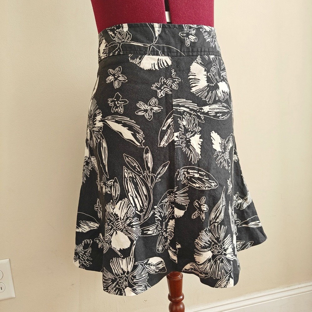 Merona Womens A-Line Trumpet Skirt Black White Floral Flowy Knee Length Size 4